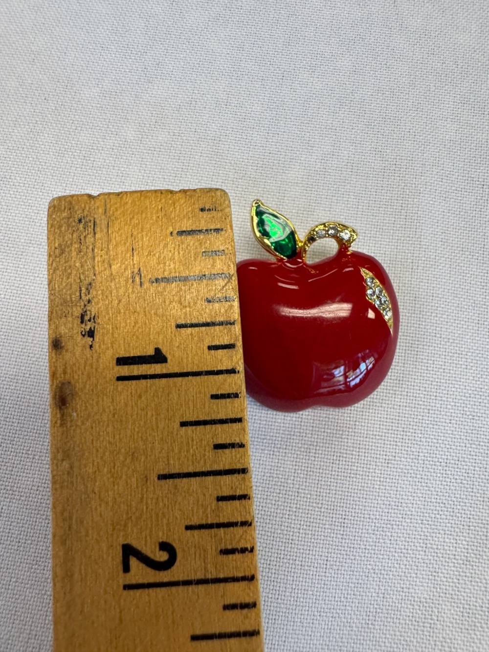 Red Apple Enamel Rhinestone Brooch Gold Tone Vintage - Picture 5 of 9
